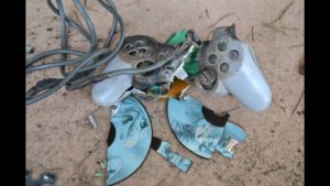 Destruction de manette PlayStation